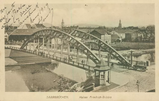 AK Saarbrücken, Kaiser-Friedrich-Brücke, Pferdefuhrwerk, Passanten