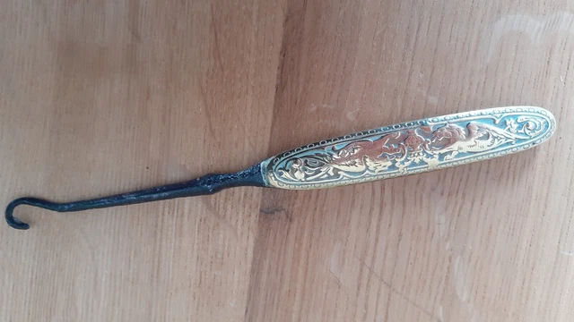 TIRE LACET DE BOTTINE XIX ème  Motif dragons