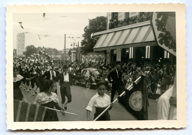 Dijon . Côte d'Or . Bourgogne . fête de la vigne . 1960