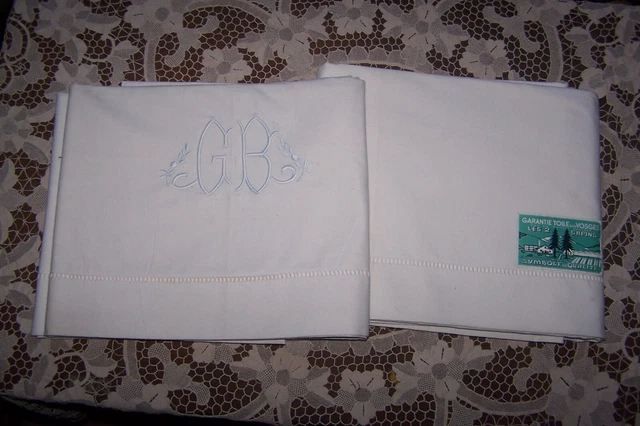 Drap de lit ancien en métis 2m10 x 2m70 brodé main de fleurs et monogramme RU