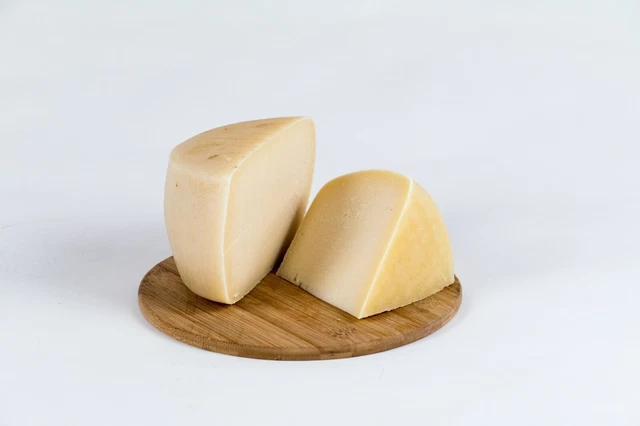 Un Kg di Pecorino Sardo Semi - Stagionato - Prezzo al Kg