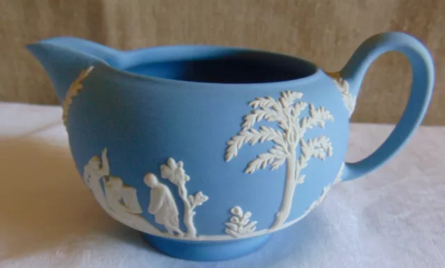 Superbe Pot A Lait, Creme Bleu Pale Wedgwood Jasperware England