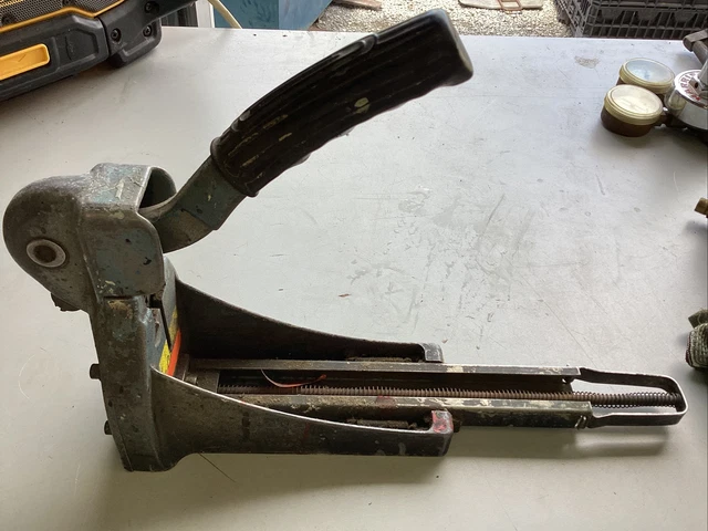 Vintage Carton Closing company Clincher box Stapler Machine HC1C hand operated