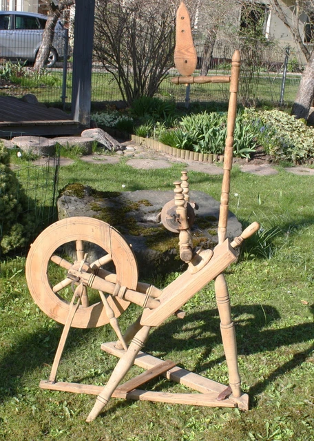 Antique primitive wooden spinning wheel, 19th century