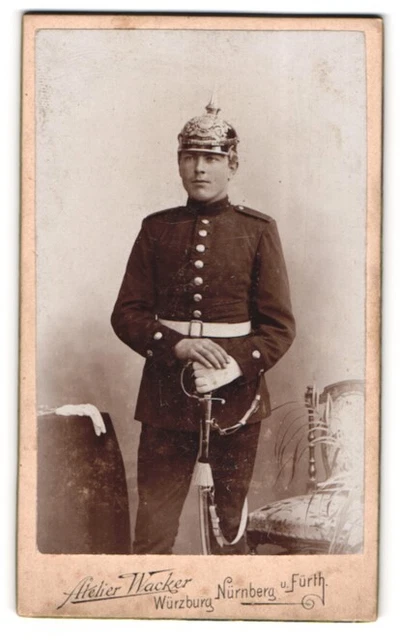 Fotografie Atelier Wacker, Nürnberg, junger Soldat in Uniform mit Pickelhaube u