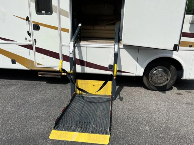 2008 Ford F-550 Motorhome Handicap Wheelchair accessible rv driver