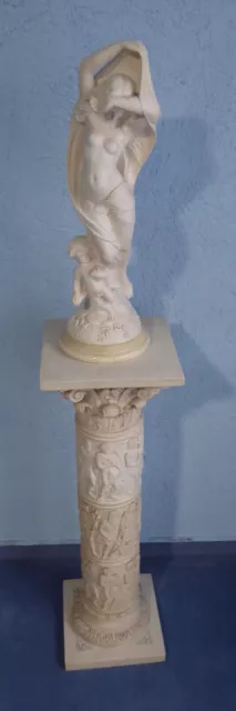 Skulptur auf Sockel Motiv Venus zu Füssen ein Putto nach Mathurin Moreau