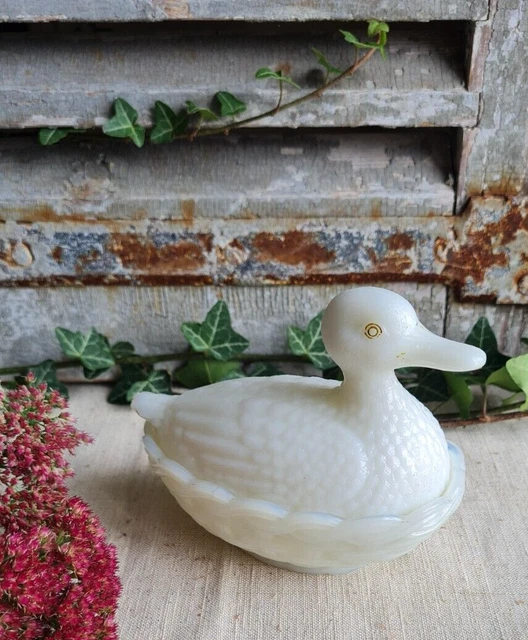 Bonbonnière Ancienne Opaline Blanche – Verre – Motif Panier Et Cygne