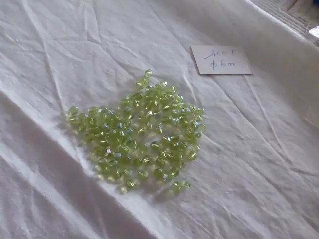 lot de 100 PERLES  en cristal de bohème à facettes vert péridot diam 6 mm