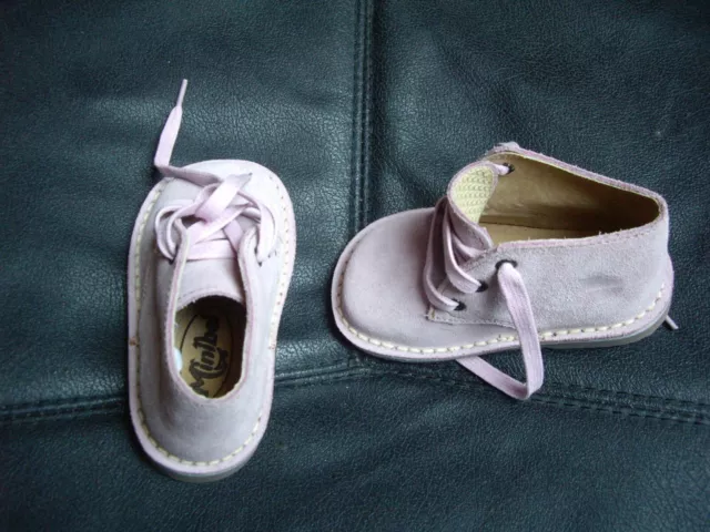 chaussures en cuir neuves bébé fille T,