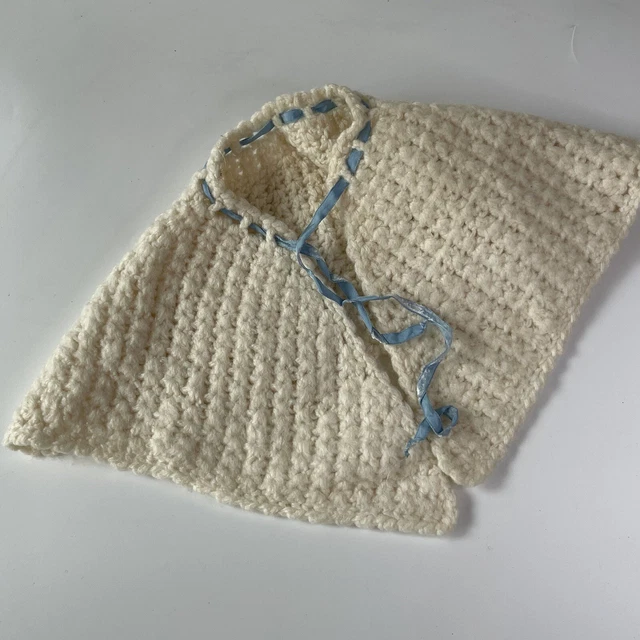 Mantello lavorato a maglia per bambino anni '50 con nastro di velluto