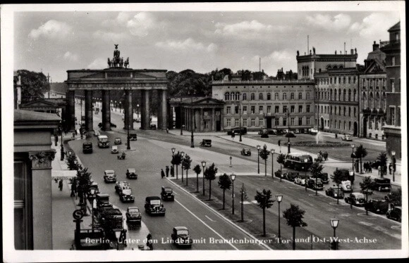 Ak Berlin Mitte, Brandenburger Tor, Unter den Linden, Ost-West-Achse - 3760634