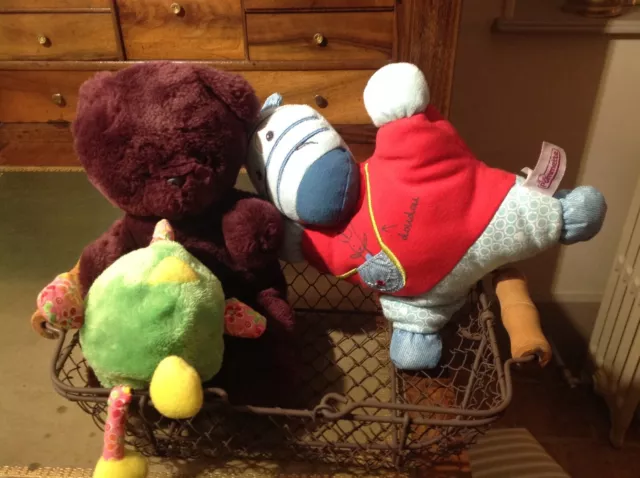 Lot de 3 peluches (doudou zèbre, ours, poule verte)