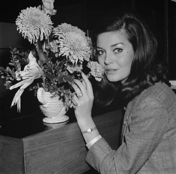 WELSH ACTRESS ROSEMARIE Frankland at London Airport 1966 OLD PHOTO 8.