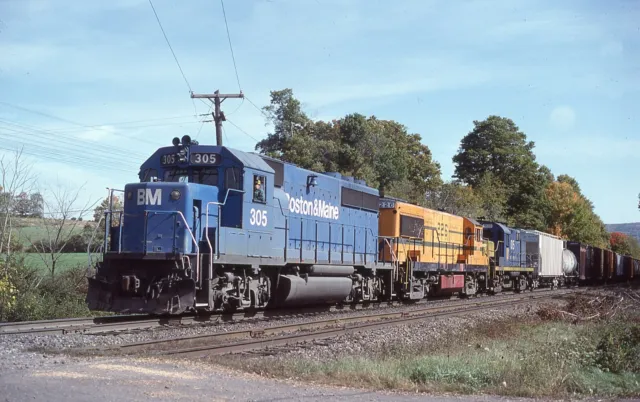Original Slide B&M Boston & Maine GP40-2 #305+2 w/Train - Oneonta NY 1982