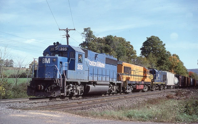 Original Slide B&M Boston & Maine GP40-2 #305+2 w/Train - Oneonta NY 1982