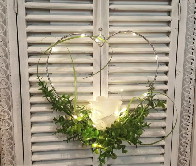 Fenster deko hänger Metall Herz Silber Rose weiß Kranz 25cm 20 LED Lichterkette
