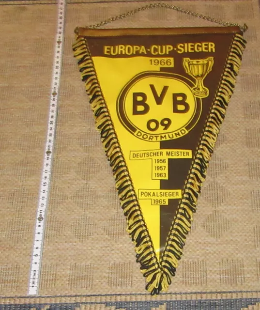 Seltener großer alter Fußball Wimpel, Borussia Dortmund, 41 x 27 cm mit Kette