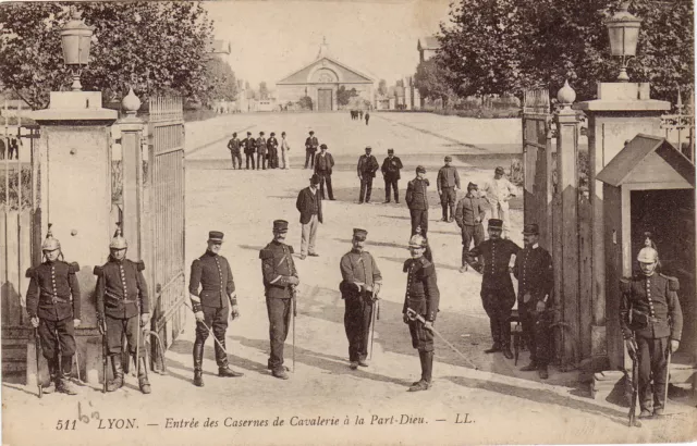 CPA -69-  LYON - Entrée des Casernes de Cavalerie à la Part-Dieu..