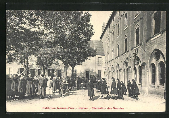 CPA Nevers, Institution Jeanne d´Arc, Recréation des Grandes