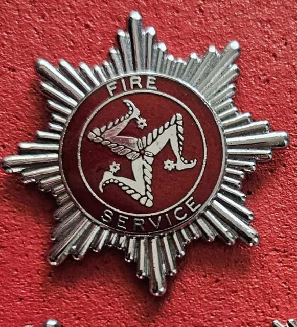 isle of man  fire service obsolete cap badge