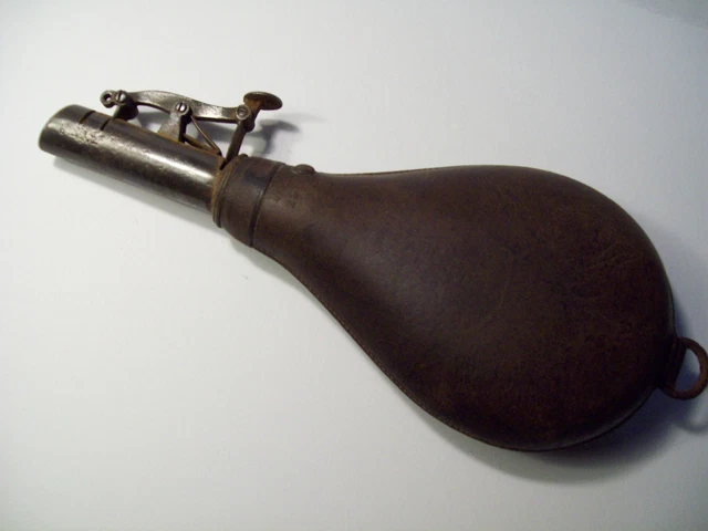 Ancienne Poire à Poudre En Peau Avec Bidon De Plomb – Objet De Collection Historique