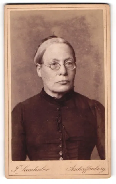 Fotografie J. Samhaber, Aschaffenburg, Ältere Dame im Kleid mit Brille