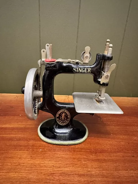Vintage 1926 Singer No 20 Mini Sewing Machine Kids, Black