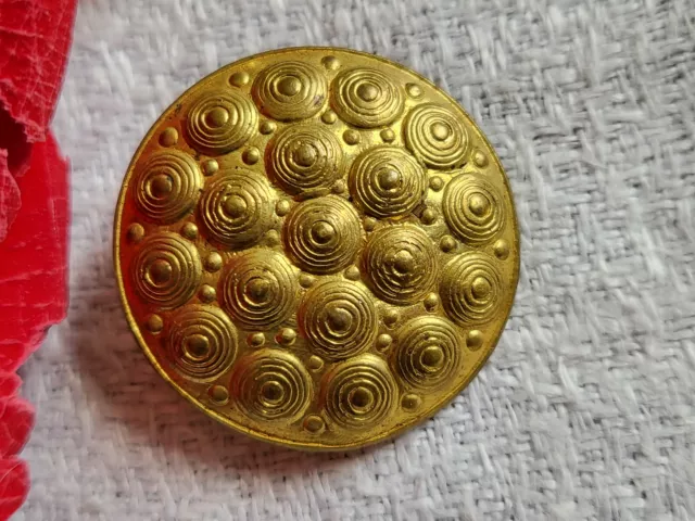 Bouton ancien en métal doré travaillé collection diamètre 2,3  cm D16L