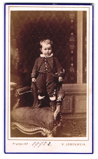 Fotografie V. Lobenwein, Klagenfurt, niedlicher kleiner Knabe im Anzug stehend