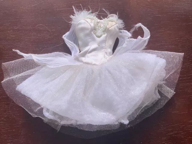 1997 Barbie Doll as the Swan Queen in Swan Lake 18509 Ballerina Outfit