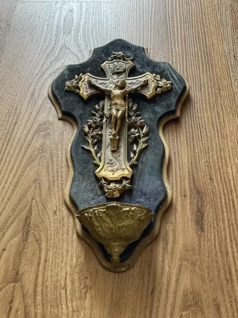 Crucifix En Régule Napoléon III Avec Bénitier Sur Socle En Bois Et Velours 2