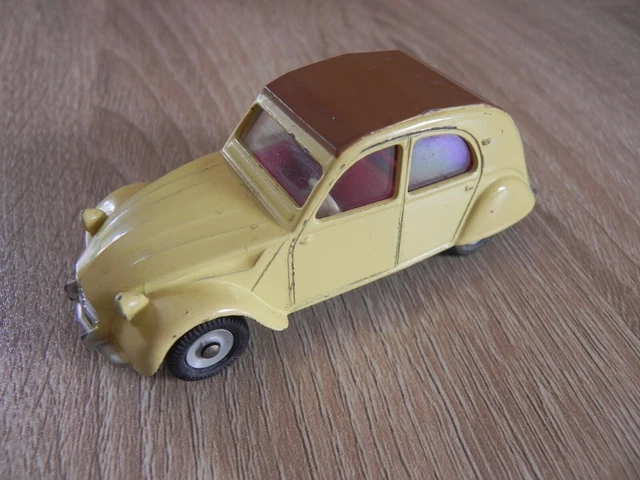 DINKY TOYS France (original pas Atlas) - Citröen 2cv - Jaune paille - Réf. 558