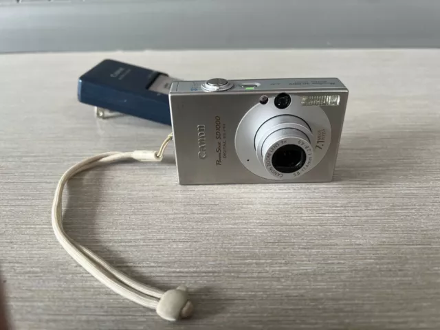 Canon PowerShot Digital ELPH SD1000 7.1MP Digital Camera with extras