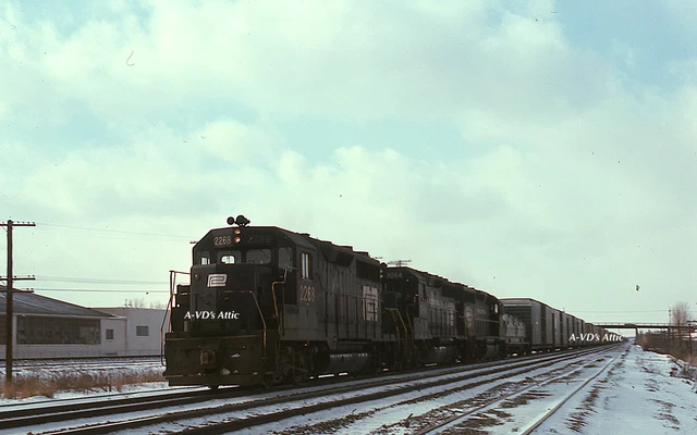 Orig slide PC CR Penn Conrail EMD GP35 2268 3064 eb VINTAGE Erie PA 1976  BIN