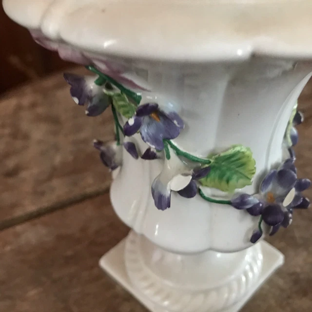 Vintage Mottahedeh lila violett Fußblume Porzellan VASE Urne antik Blumenmuster 2