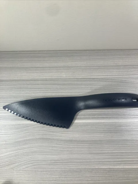 ¡Nuevo! Cuchillo cortador de pastelería Tupperware corte N servir borde serrado negro