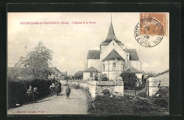 CPA Notre-Dame-du-Vaudreuil, L´Eglise et la Route, vue de la rue avec l'Église