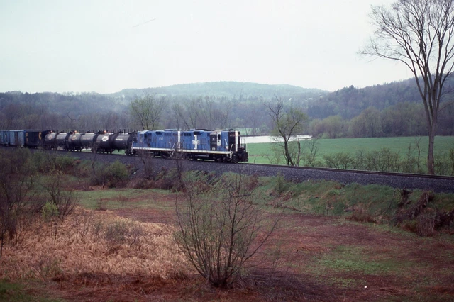 Orig Slides (5) B&M Boston & Maine GP9 #1733+1707 w/Train in New Hampshire 1981