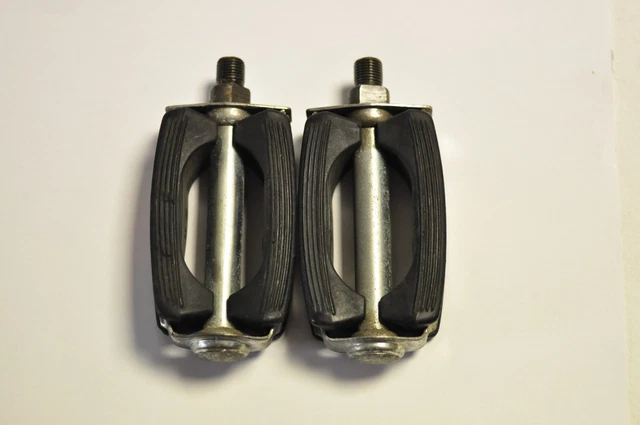 Vintage Schwinn approved pedals (L&R) from 1979 men's Suburban Vintage Schwinn approved pedals (L&R) from 1979 men's Suburban