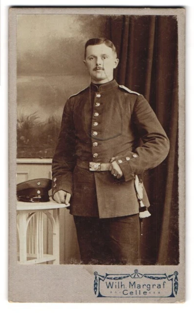 Fotografie Wilh. Margraf, Celle, Portrait Soldat in Uniform mit Bajonett und Po