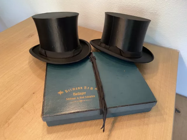 2x Chapeau Claque Zylinder; in antiker Hutschachtel, Anno 1900; Faltzylinder