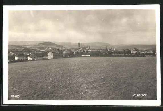 AK Klatovy, Blick vom Feld auf die Stadt mit Kirchturm