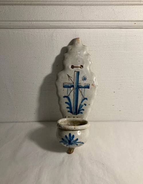 Beau bénitier en faïence de Nevers bleu. Croix Passion. Epoque 18E