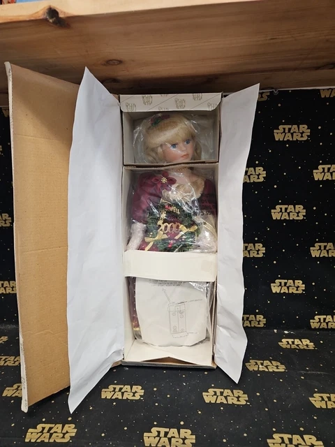 Heritage Signature Collection Porcelain Light Up Doll HOLLY # 12284   2000