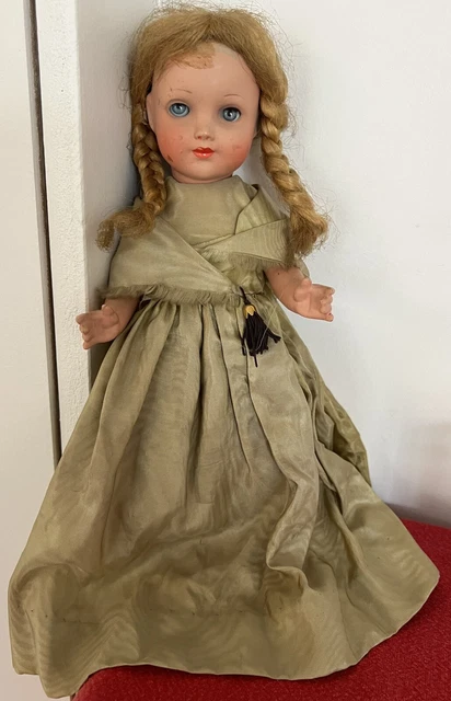 Poupée Ancienne Avec Boîte De Jeux - Sortie De Grenier - État D'usage