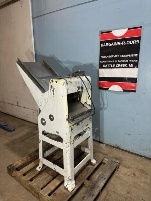 "Oliver 797" Commercial Gravity-Fed ½" Bread Slicer Machine