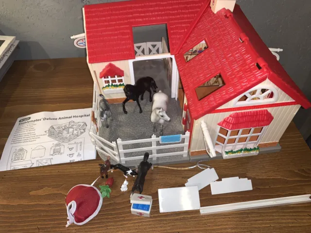 Breyer Stablemates Deluxe Animal Hospital Playset