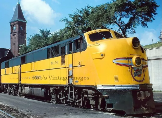 Chicago North Western Flambeau 400 EMD E-7  5015 B train railroad CNW photo
