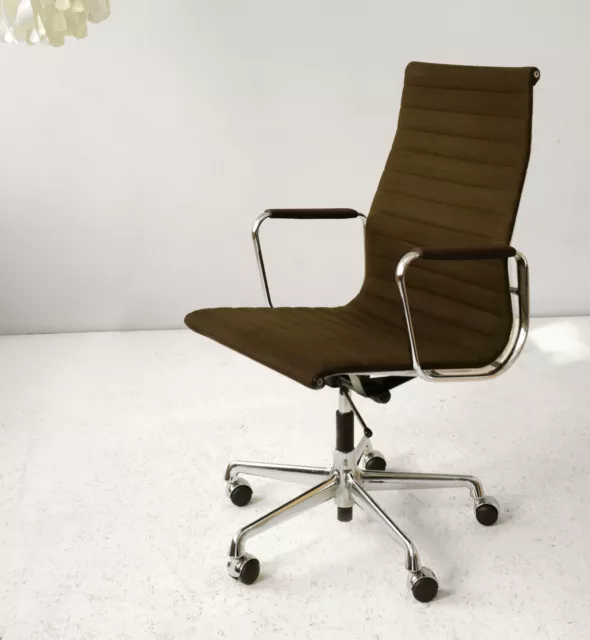 RAY & CHARLES EAMES: ALU CHAIR EA 118 _ _ _ _ _ _ _ _ _ _ _ vitra herman miller